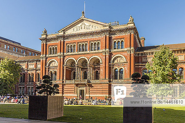 The V and A (Victoria and Albert) Museum  South Kensington  London  England  Vereinigtes Königreich