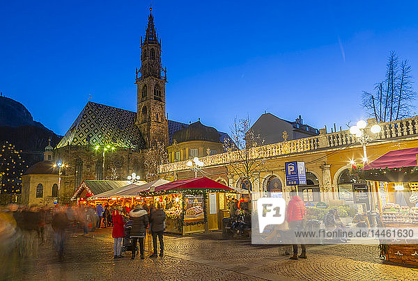 Bozener Dom und Langzeitbelichtung von Kunden auf dem Weihnachtsmarkt am Waltherplatz  Bozen  Italien