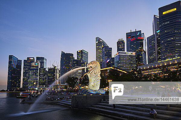 Merlion  Wahrzeichen der Stadt  Marina Bay  Stadtzentrum  Finanzviertel mit seiner Skyline  Singapur  Südostasien