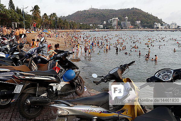 Sonntag am Strand  vietnamesische Familien beim Schwimmen im Südchinesischen Meer  Hang Dua Bay  Vung Tau  Vietnam  Indochina  Südostasien