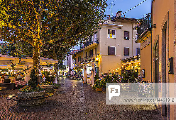 Blick auf Restaurants und Souvenirläden in Stresa in der Abenddämmerung  Lago Maggiore  Piemont  Italienische Seen  Italien
