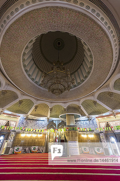 Main hall of the Maruf al-Karkhi Sufi Mosque  Baghdad  Iraq  Middle East