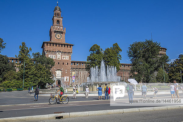 Blick auf das Schloss Sforzesco und den Brunnen an einem sonnigen Tag  Mailand  Lombardei  Italien