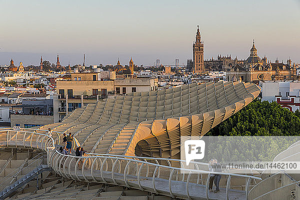 Blick von der Spitze des Metropol Parasol über das Stadtzentrum  Sevilla  Andalusien  Spanien