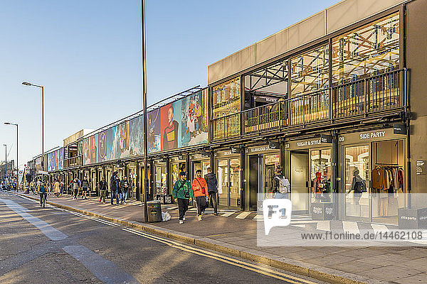 Boxpark Shoreditch  ein aus Schiffscontainern gebautes Einkaufszentrum  London  England