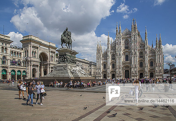 View of the Duomo di Milano and Vittorio Emanuele II in Piazza Del Duomo  Milan  Lombardy  Italy
