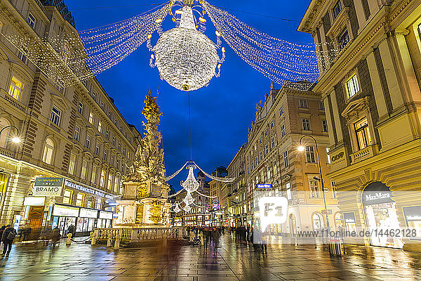 Blick auf die Weihnachtsbeleuchtung am Graben in der Abenddämmerung  Wien  Österreich