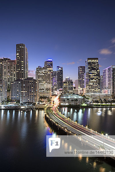 Brickell Key und Downtown Miami Skyline bei Nacht  Florida  Vereinigte Staaten von Amerika