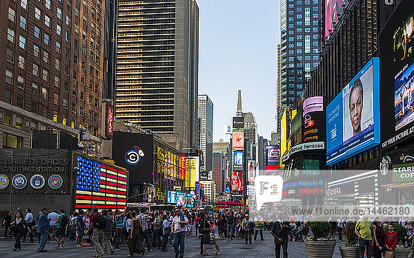Helle Werbetafeln  reger Verkehr  Times Square  Broadway  Theaterviertel  Manhattan  New York  Vereinigte Staaten von Amerika  Nordamerika