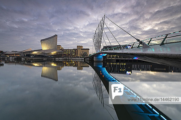 Fußgängerbrücke über den Kanal und das Imperial War Museum North in Salford Quays  Manchester  England  Vereinigtes Königreich