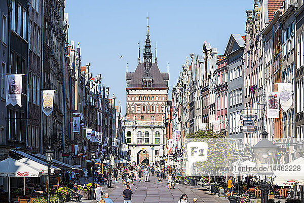 Hansehäuser in der Fußgängerzone mit dem Haupttor von Danzig. Polen