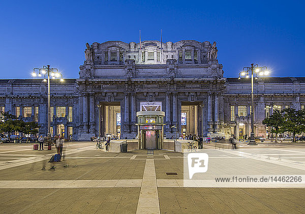 Blick auf den Mailänder Hauptbahnhof in der Abenddämmerung  Mailand  Lombardei  Italien