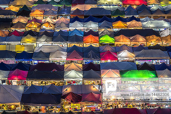 Bunte Zelte auf dem Rod Fai Nachtmarkt Ratchada  Bangkok  Thailand  Südostasien