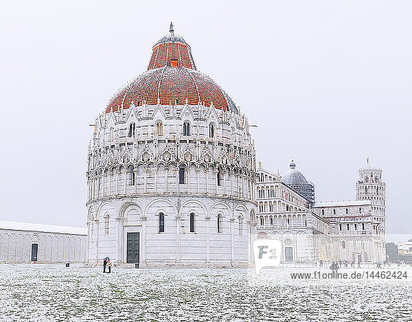 Baptisterium  Kathedrale und Schiefer Turm an einem verschneiten Tag  UNESCO-Weltkulturerbe  Pisa  Toskana  Italien