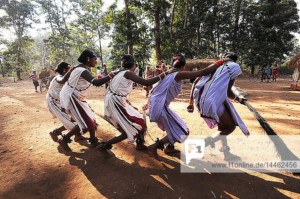 Männer und Frauen vom Stamm der Dhurua führen einen seltenen traditionellen Stammestanz zur Feier des Shivraatri-Festes auf  Gupteswar  Odisha  Indien