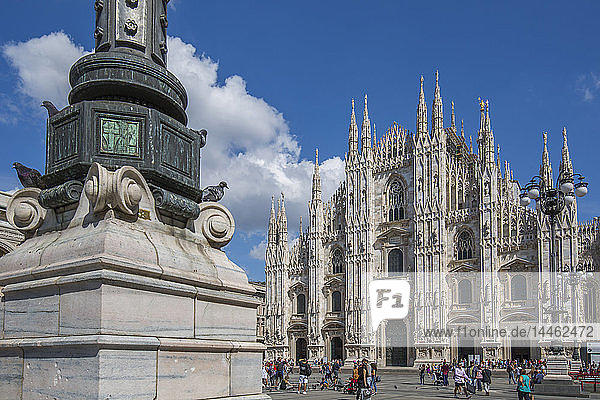 Blick auf den Dom von Mailand auf der Piazza Del Duomo  Mailand  Lombardei  Italien