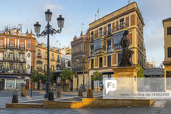 Flamenco-Denkmal Triana al Arte im ersten Sonnenlicht  Stadtviertel Triana  Sevilla  Andalusien  Spanien