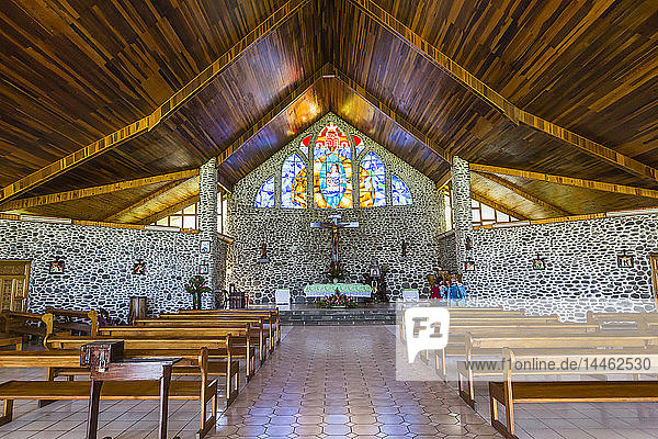 Innenansicht der katholischen Kirche in der Stadt Vaitahu auf der Insel Tahuata  Marquesas  Französisch-Polynesien  Südpazifik