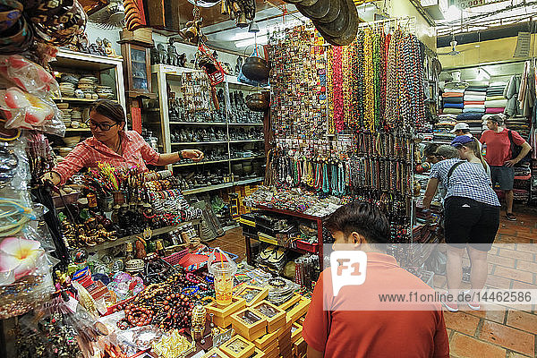 Touristen und billiger Schmuck und Souvenirs auf dem russischen Markt Toul Tum Poung  Toul Tum Poung  Stadtzentrum  Phnom Penh  Kambodscha  Indochina  Südostasien