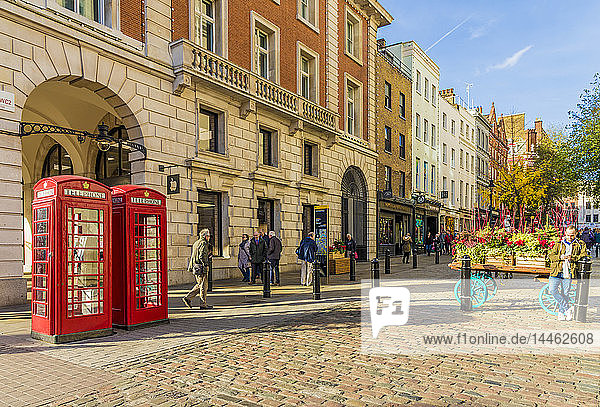 A street scene in Covent Garden  London  England  United Kingdom