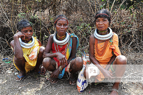 Godaba-Stammesfrauen mit traditionellen Stahlhalsketten auf dem Heimweg vom wöchentlichen Stammesmarkt  Onukadelli  Odisha  Indien
