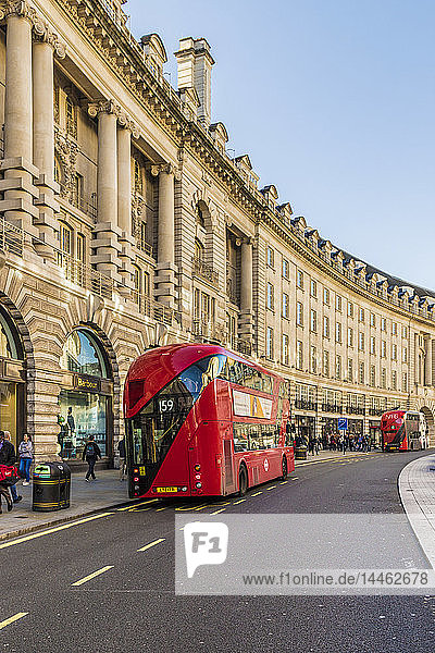 Ein roter Londoner Bus auf der Regent Street  London  England