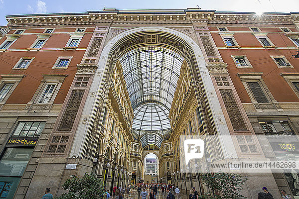 Blick auf die Außenansicht der Galleria Vittorio Emanuele II  Mailand  Lombardei  Italien