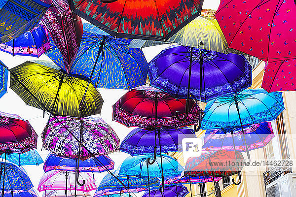 Bunte Regenschirme hängen in einer Straße  Skopje  Mazedonien