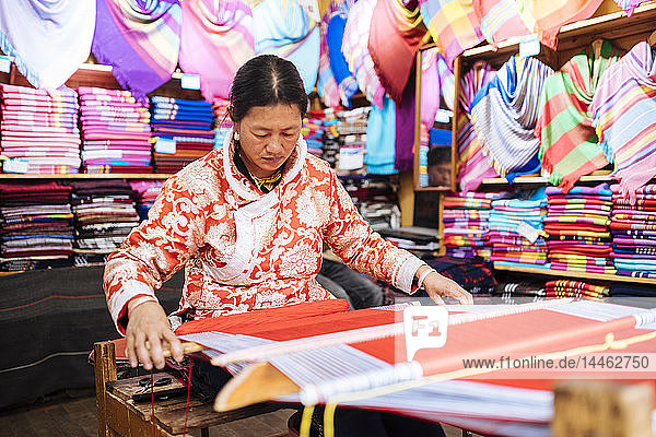 Frau an einer traditionellen Webmaschine  Lijiang  Provinz Yunnan  China