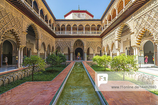 Patio de las Doncellas  ein dekorierter Innenhof mit Pool in typischer Mudéjar-Architektur  Real Alcazar  UNESCO-Weltkulturerbe  Sevilla  Andalusien  Spanien