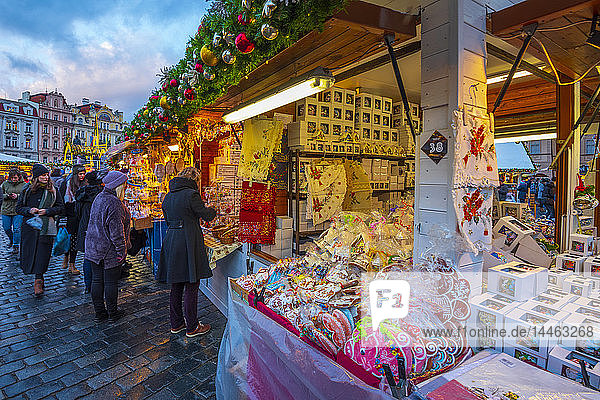 Weihnachtsmarkt  Staromestske namesti (Altstädter Ring)  Stare Mesto (Altstadt)  Prag  Tschechische Republik  Europa