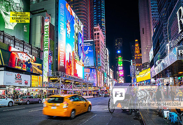 Die hellen Lichter des Times Square in New York City mit einem ikonischen gelben Taxi  das durchfährt  New York  Vereinigte Staaten von Amerika  Nordamerika