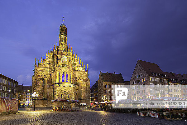 Frauenkirche am Hauptmarkt in der Abenddämmerung  Nürnberg  Bayern  Deutschland