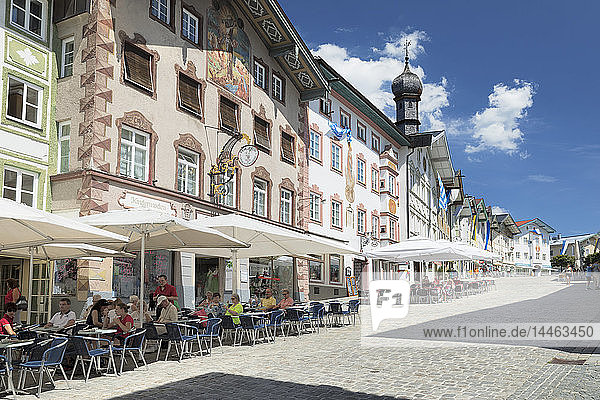 Straßencafés  Fußgängerzone  Bad Tölz  Oberbayern  Bayern  Deutschland  Europa
