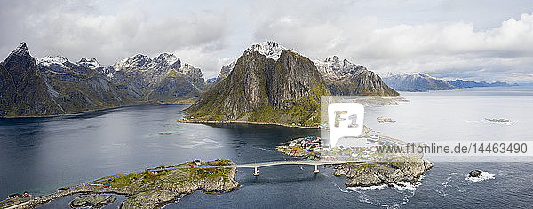 Panorama von Hamnoy durch Berge in Reine  Norwegen