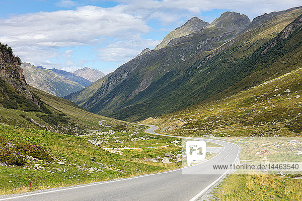 Kurvenreiche Straße auf der Silvretta-Hochalpenstraße  einem Pass in den österreichischen Alpen  Tirol  Österreich