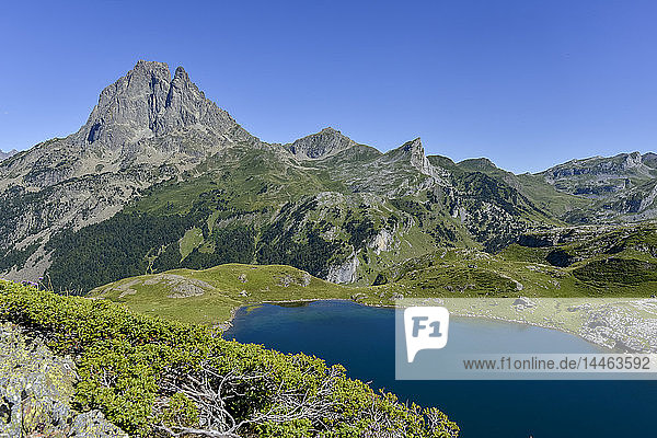 Lac du Miey und Pic Midi d'Ossau vom Wanderweg GR10 in den französischen Pyrenäen aus gesehen  Pyrenees Atlantiques  Frankreich