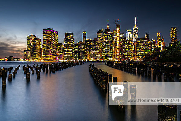 Langzeitbelichtung der Lichter von Lower Manhattan während der abendlichen blauen Stunde  gesehen vom Brooklyn Bridge Park  New York  Vereinigte Staaten von Amerika  Nordamerika