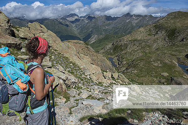 Ein Wanderer blickt vom Gipfel des Col Peyreget auf die Pyrenäen  während er den Wanderweg GR10 erwandert  Pyrenees Atlantiques  Frankreich