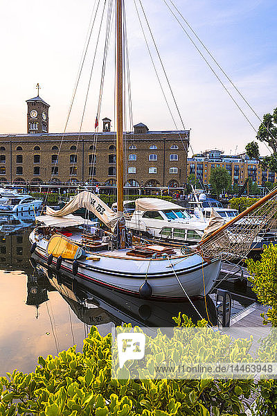In den St. Katherine Docks vertäute Boote  London  England