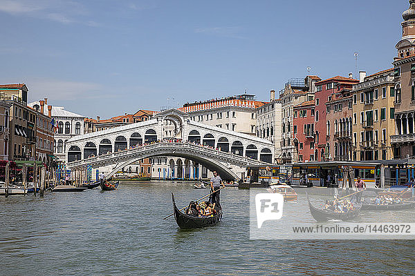Gondeln an der Rialtobrücke in Venedig  Italien