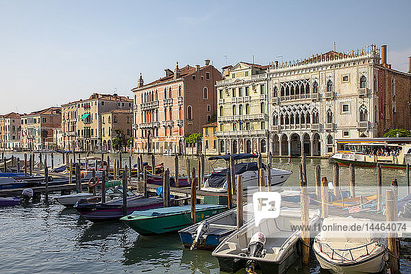 Boote auf dem Canal Grande in Venedig  Italien