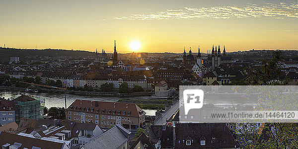 Blick über Würzburg bei Sonnenaufgang  Würzburg  Bayern  Deutschland