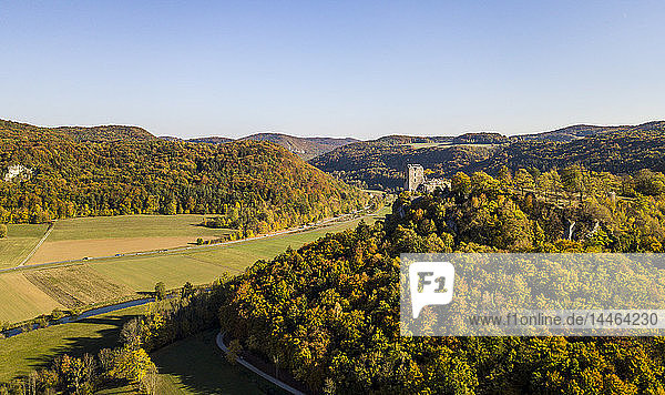 Luftaufnahme von Schloss Neideck im Herbst  Streitberg  Fränkische Schweiz  Bayern  Deutschland