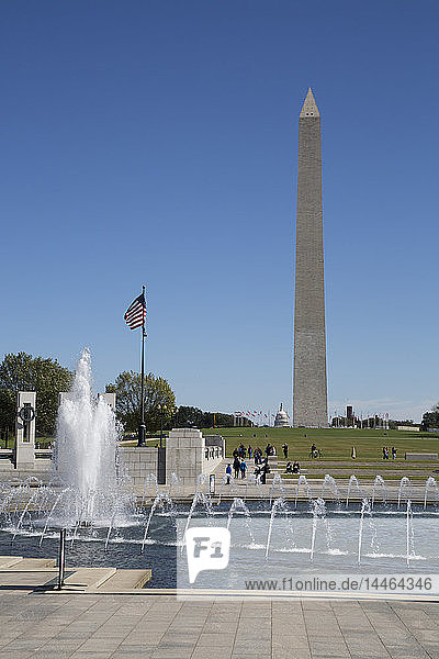 World War II Monument im Vordergrund  Washington Monument im Hintergrund  Washington D.C.  Vereinigte Staaten von Amerika