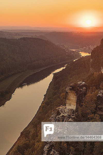 Elbe bei Sonnenuntergang im Elbsandsteingebirge  Deutschland