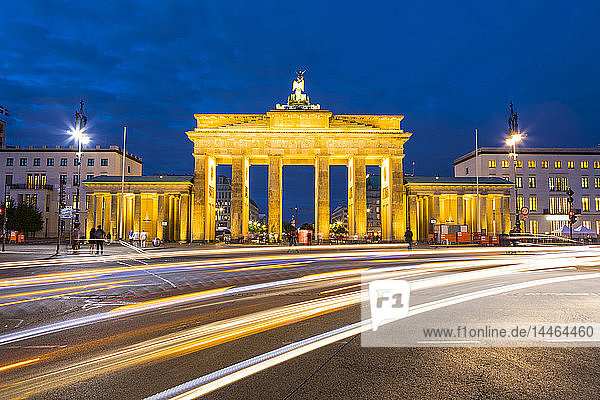 Lichtspuren am Brandenburger Tor bei Nacht in Berlin  Deutschland