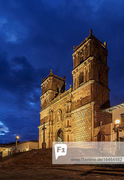 Kathedrale La Inmaculada Concepcion in der Abenddämmerung  Barichara  Departement Santander  Kolumbien  Südamerika