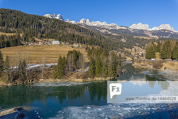 Landschaft am Fluss Avisio im Trentino  Italien