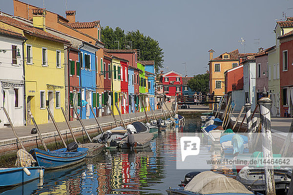 Bunte Gebäude am Kanal in Burano  Italien